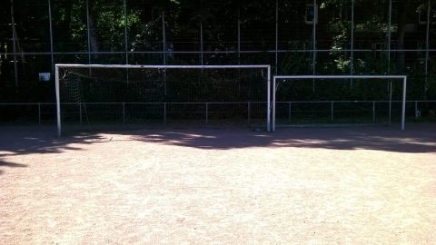 Ein kleines und großes Fußballtor nebeneinander auf einem Bolzplatz